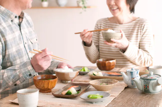 食事をしている夫婦