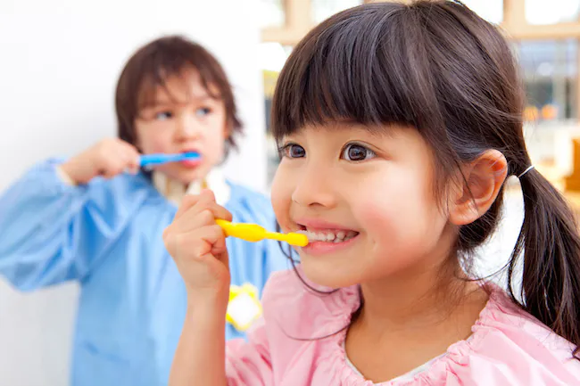 歯磨きをする幼稚園児