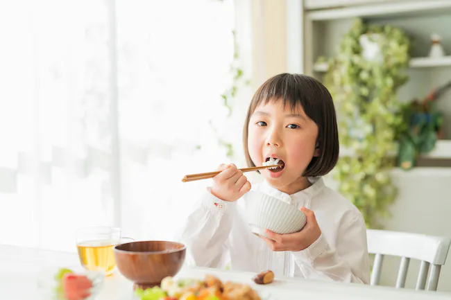 食事する子供